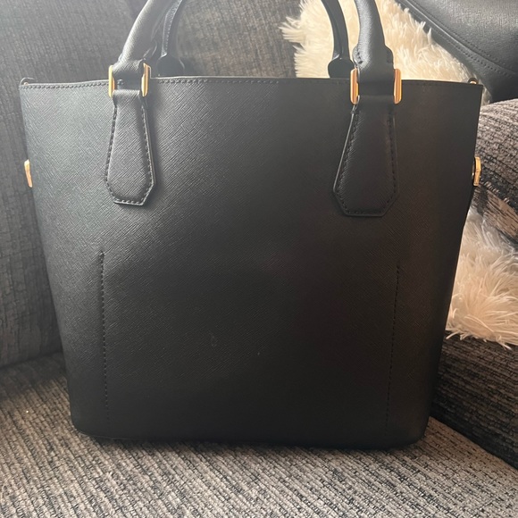 Michael Kors bucket purse - Picture 2 of 3